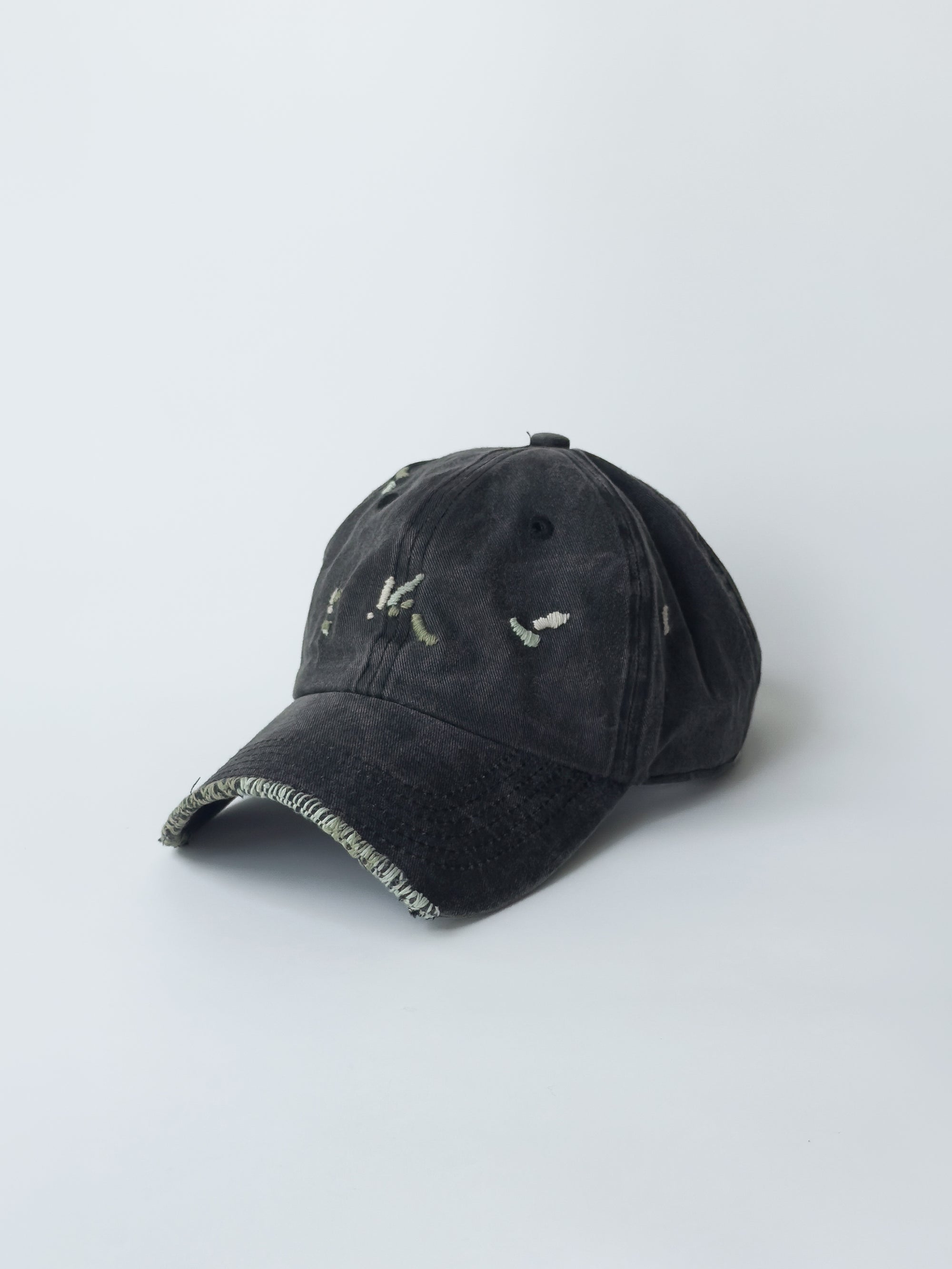 La casquette washed black d'objet, hand embroidered, frayed, side picture