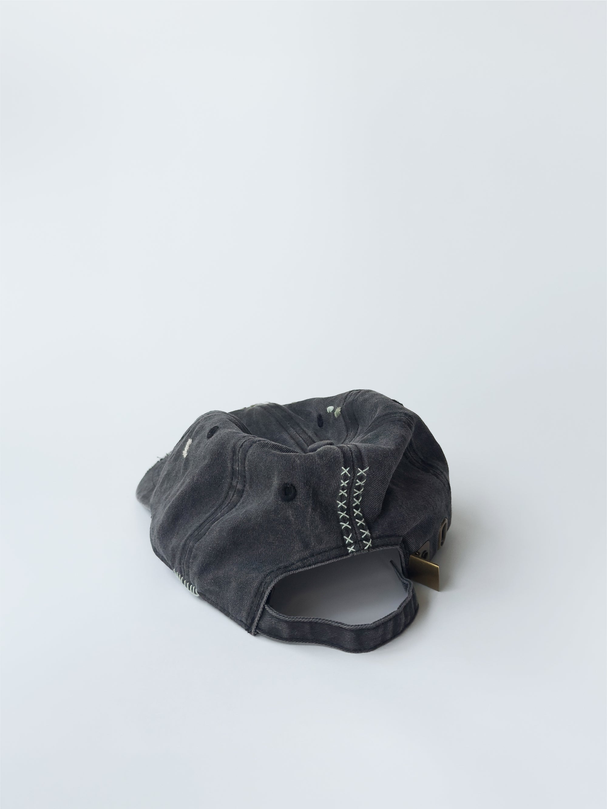 La casquette washed black d'objet, hand embroidered, frayed, back picture