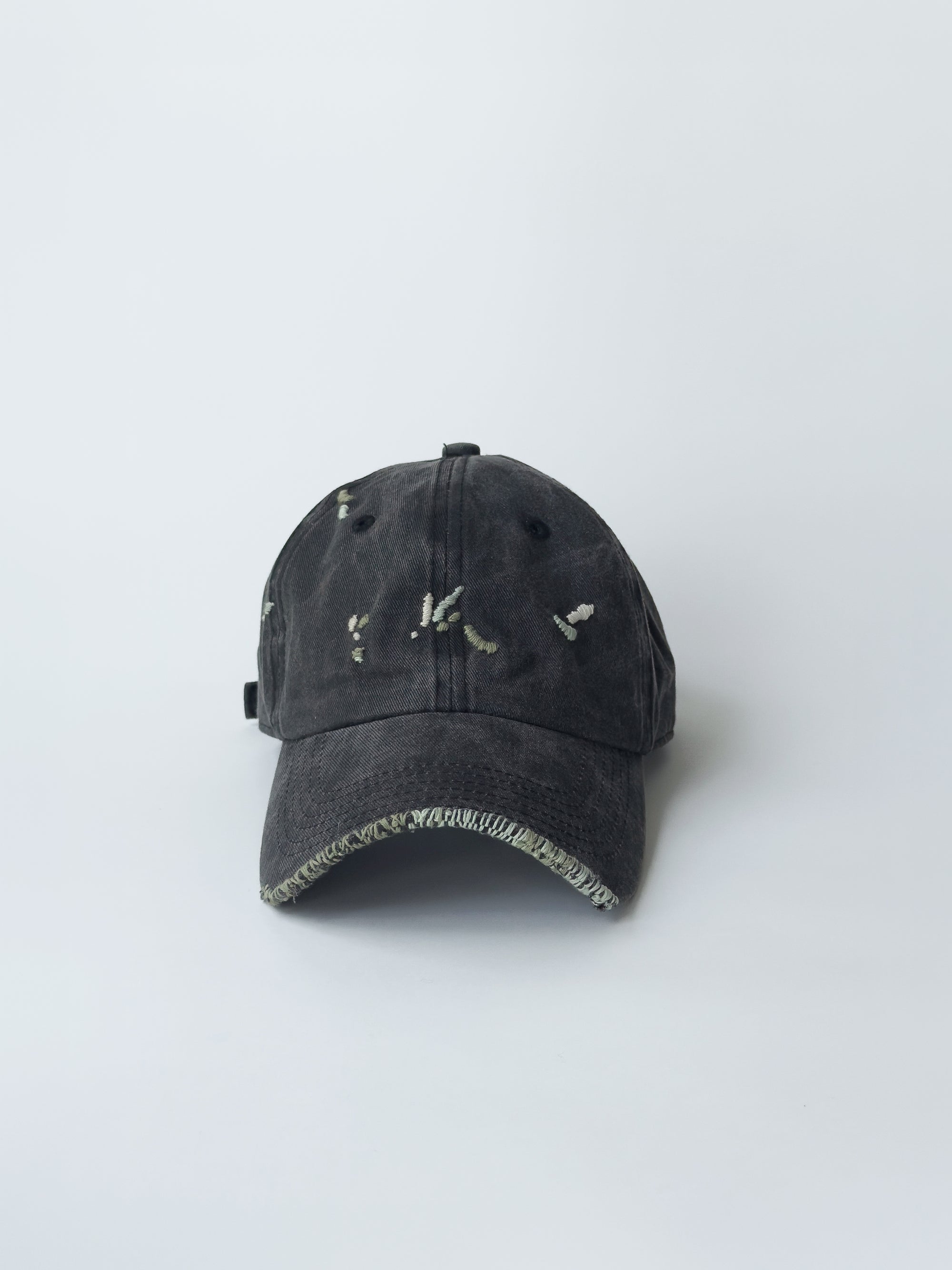 La casquette washed black d'objet, hand embroidered, frayed, front picture